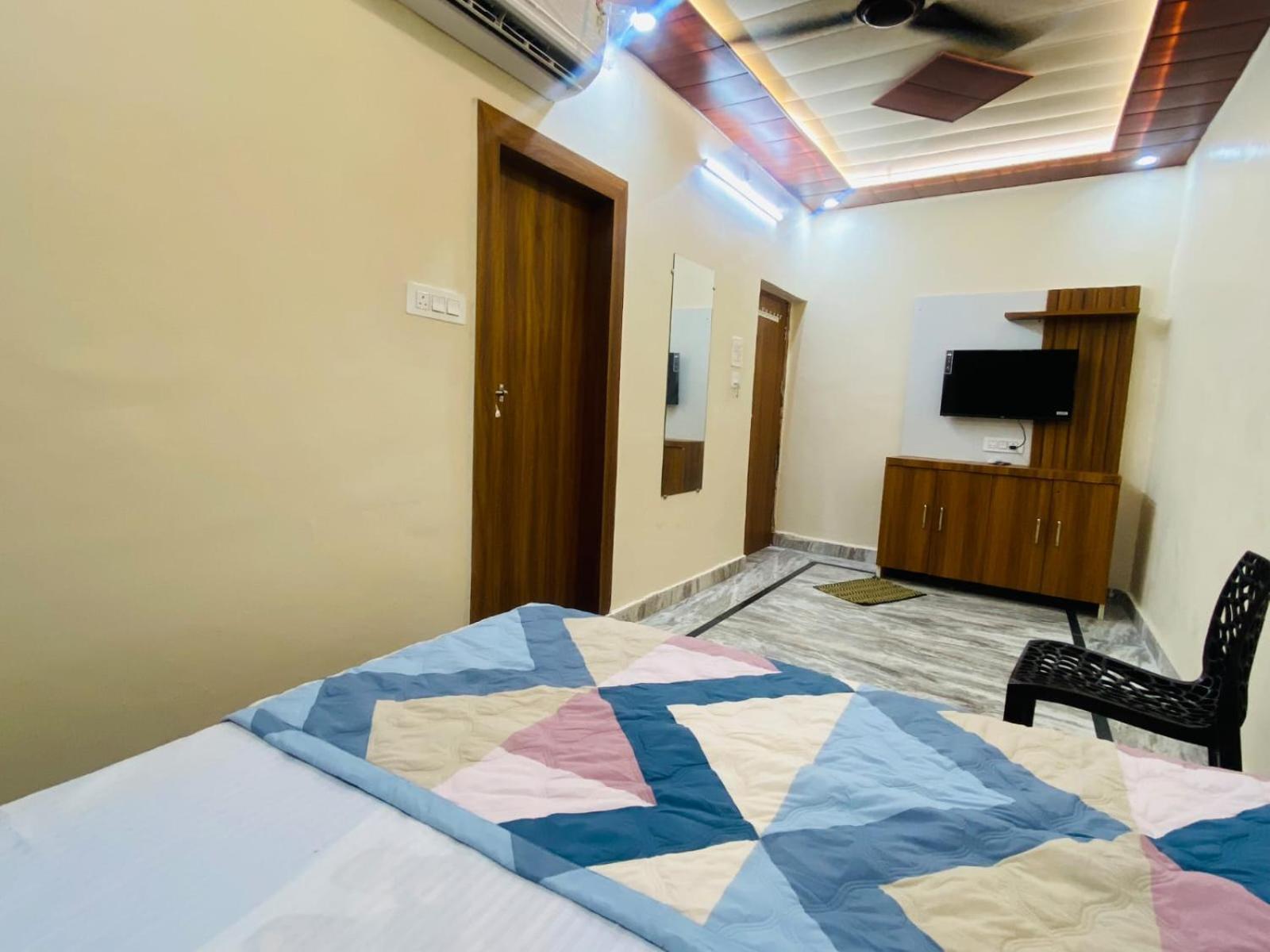 The Raman Palace- A Budget Hotel Матхура Экстерьер фото