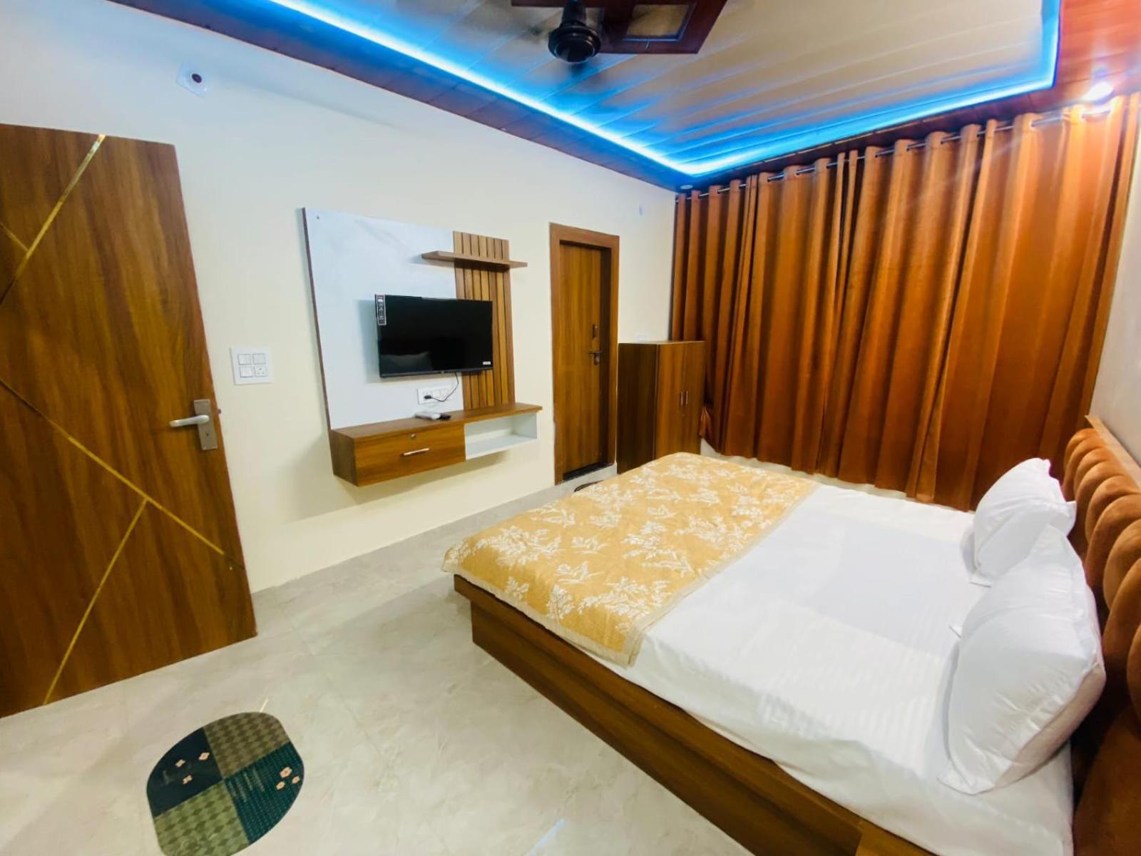 The Raman Palace- A Budget Hotel Матхура Экстерьер фото