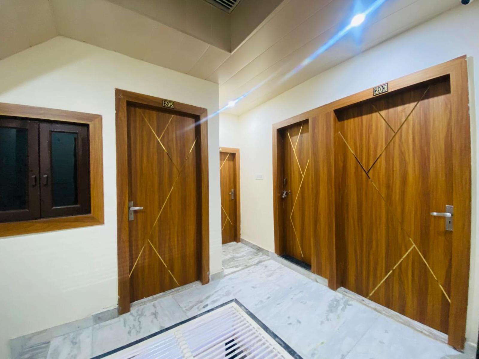 The Raman Palace- A Budget Hotel Матхура Экстерьер фото