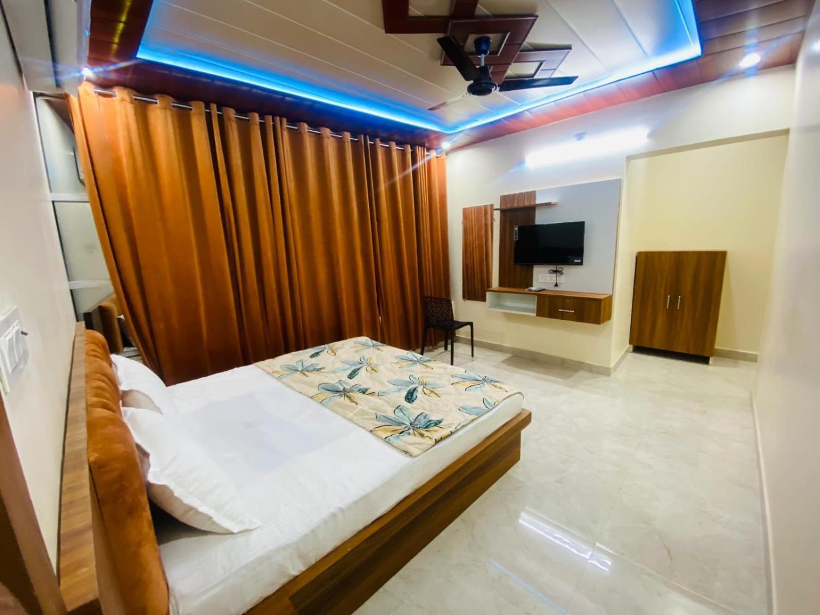 The Raman Palace- A Budget Hotel Матхура Экстерьер фото