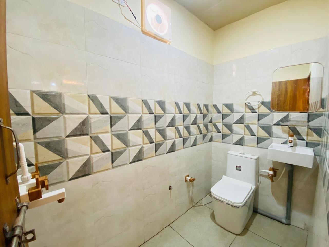 The Raman Palace- A Budget Hotel Матхура Экстерьер фото