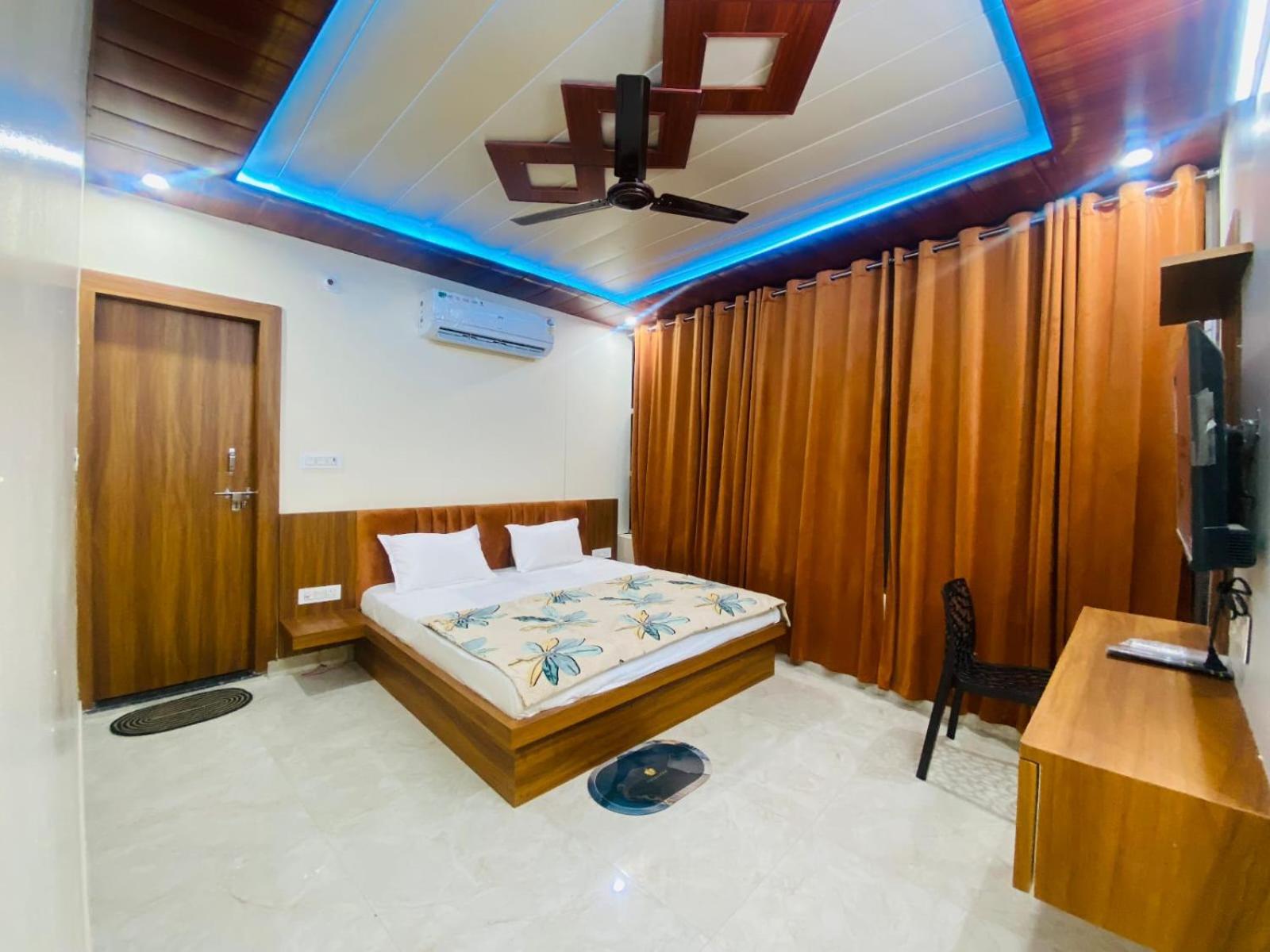 The Raman Palace- A Budget Hotel Матхура Экстерьер фото