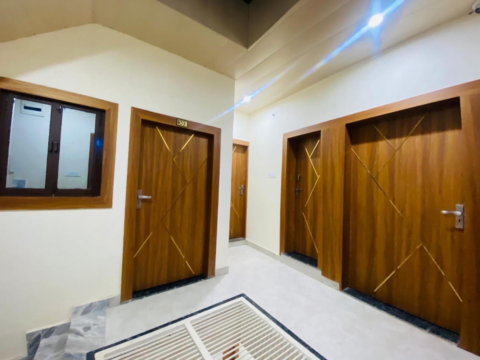 The Raman Palace- A Budget Hotel Матхура Экстерьер фото