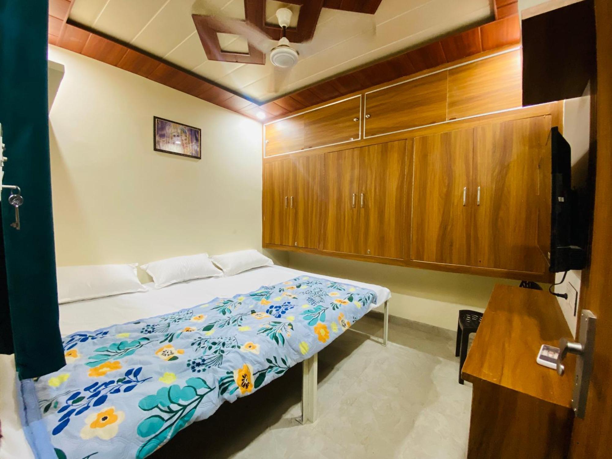 The Raman Palace- A Budget Hotel Матхура Экстерьер фото