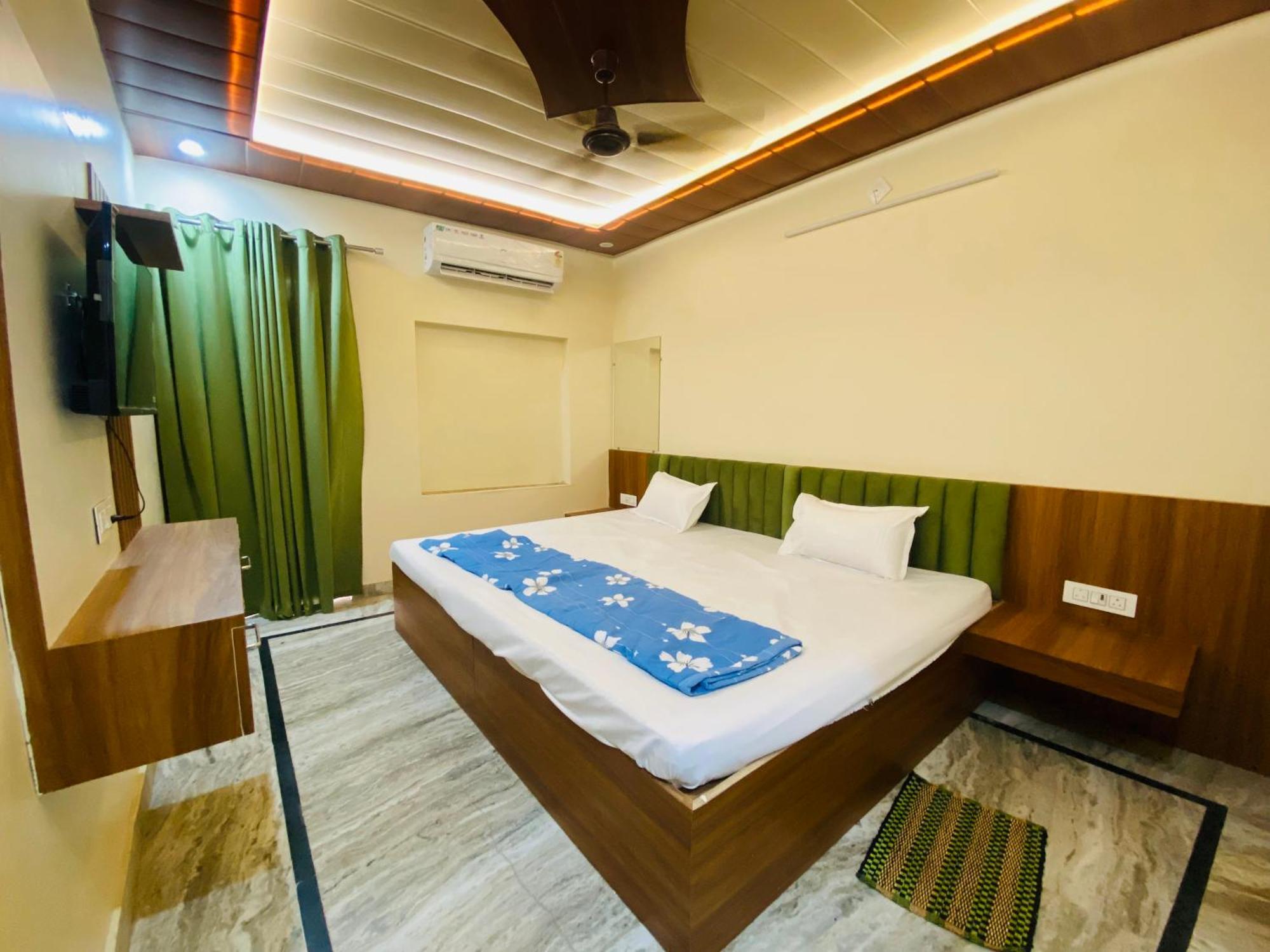 The Raman Palace- A Budget Hotel Матхура Экстерьер фото